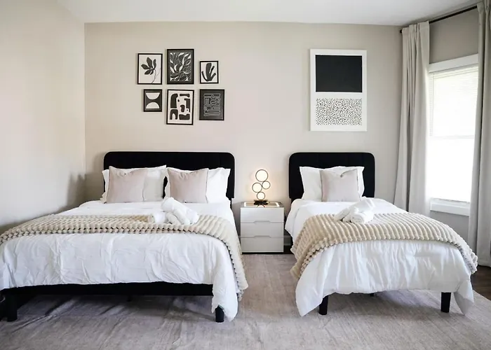 Sleeps 18 • 7Br • Gym • Game Room • Theater Chicago
