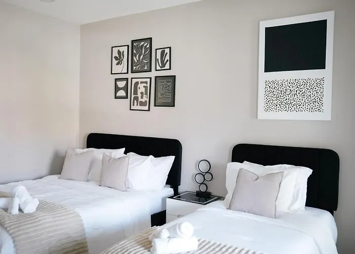 Sleeps 18 • 7Br • Gym • Game Room • Theater Ferienhaus Chicago