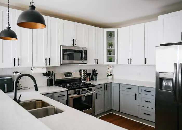 Sleeps 18 • 7Br • Gym • Game Room • Theater * Chicago