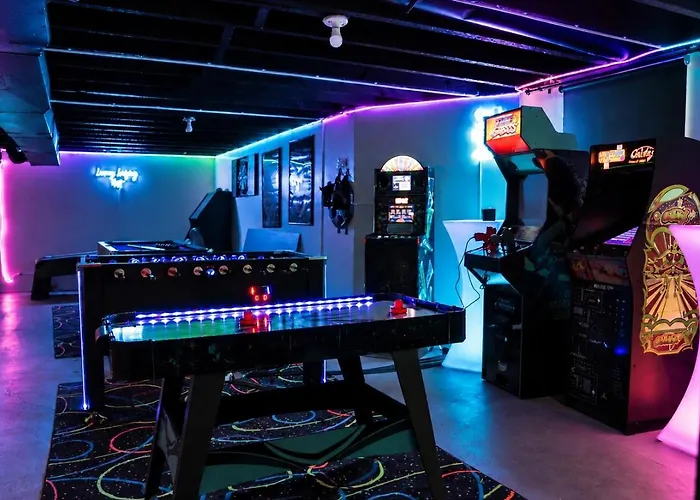 Sleeps 18 • 7br • Gym • Game • Theater * Chicago