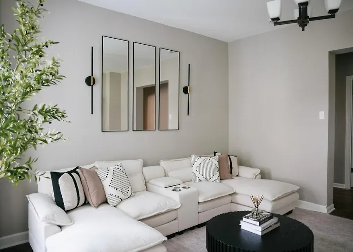 Sleeps 18 • 7br • Gym • Game • Theater Chicago