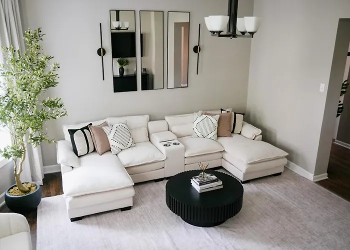 Sleeps 18 • 7br • Gym • Game • Theater Chicago